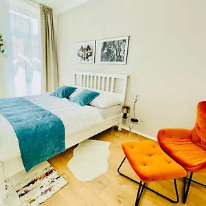 Apartment Colorful & Quiet In Beautiful Viennese Building, Wien